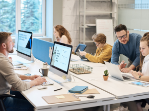 Read more about the article Praca na etacie, czy biznes? Co podpowiada Ci Twoja intuicja?
